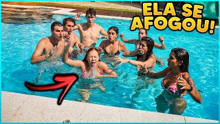 FOMOS GRAVAR UM VÍDEO NA PISCINA MAS UMA DAS MENINAS SE AFOGOU!! (VIDEO NA PISCINA) [ REZENDE EVIL ]