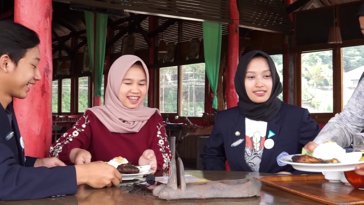  RUMAH KAYU COTTAGE  RESTO SYARIAH BANDUNG YouTube