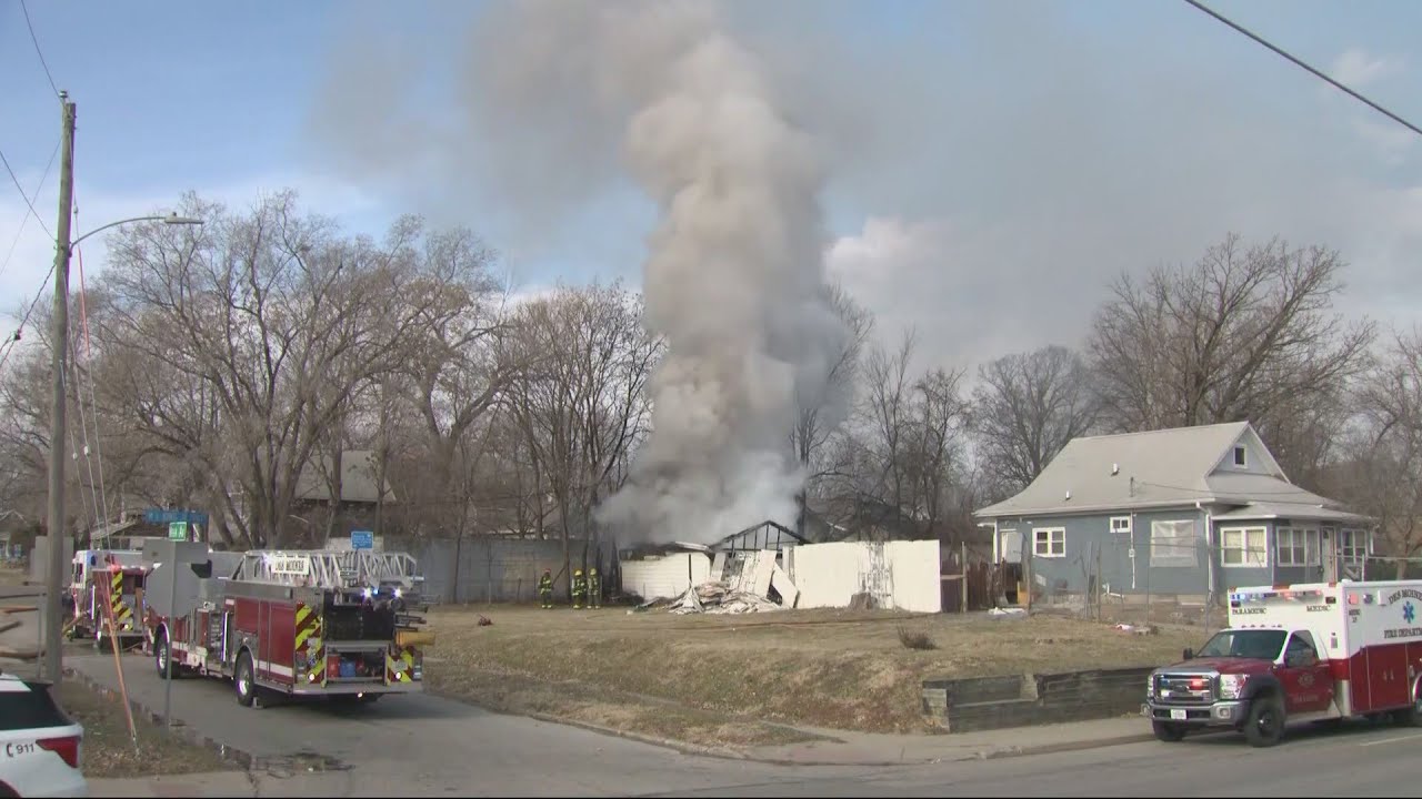 Des Moines garage destroyed by fire - YouTube