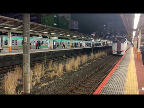 【JR 東海道線・茅ヶ崎駅4番線】接近放送が終わらないうちに発車メロディーが鳴り始める。