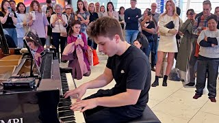 SIA - UNSTOPPABLE [PUBLIC PIANO PERFORMANCE] Resimi