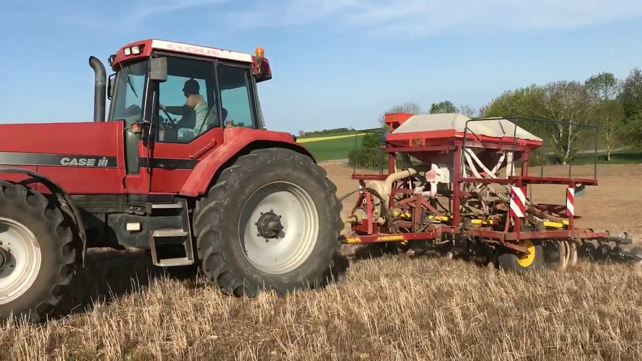 Semi-direct avec un semoir artisanal tiré par un Case Magnum 7210