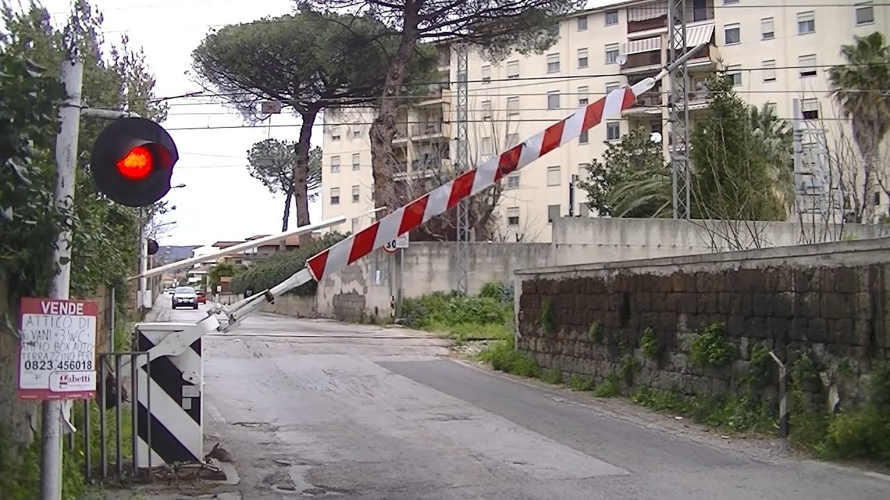 Spoorwegovergang Caserta (I) // Railroad crossing // Passaggio a livello