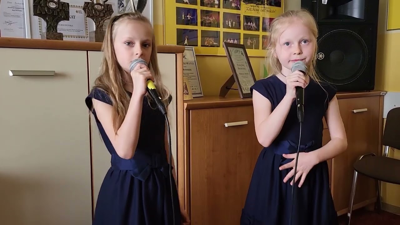 Hania Kuzia  i Emilka Wijas/ kategoria  DUETY, " Drzewo"- MUZYCZNE TALENTY