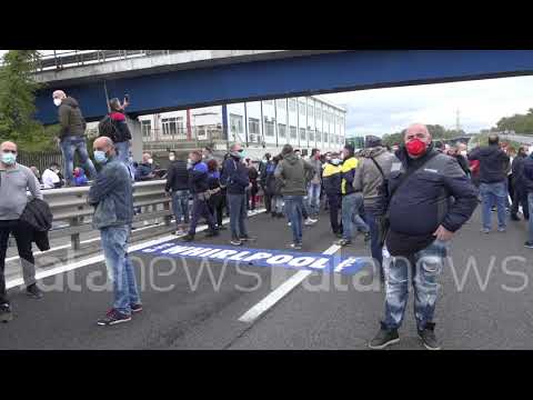 Whirlpool, Gli operai in corteo bloccano l'autostrada a Napoli