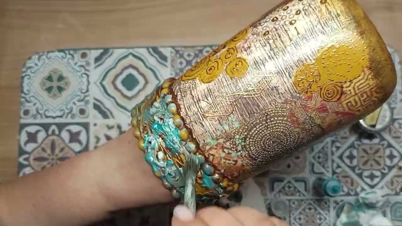 DIY decoupage on an old vase! Before and after ideea! #decoupage #diy #beforeandafter 