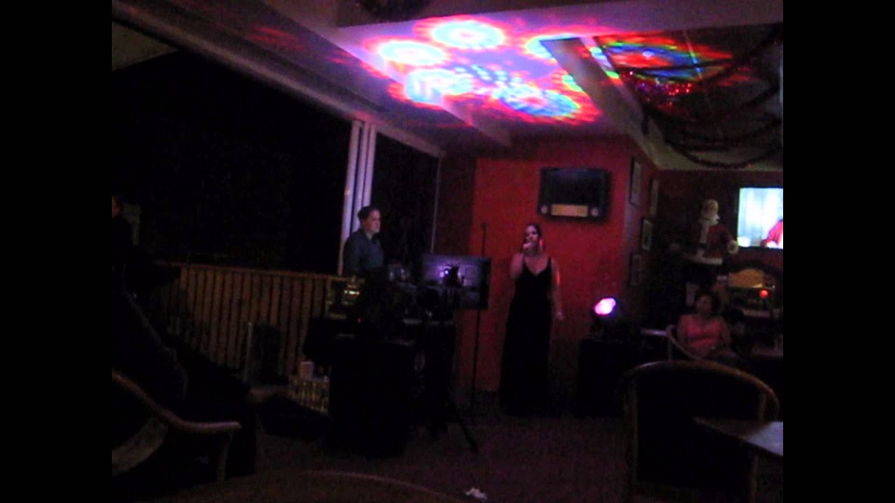在 YouTube 上观看 Cover of Harder To Breathe - karaoke Coniston Hotel - Sienna Mayfair