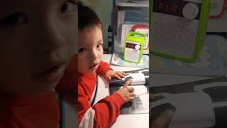 Kun 3y học hát Brown Bear cùng loa Loci P90