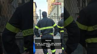 CATENE E LUCCHETTI PER CHIUDERE LE SCUOLE, STUDENTI BLOCCATI FUORI  | 03/10/2025