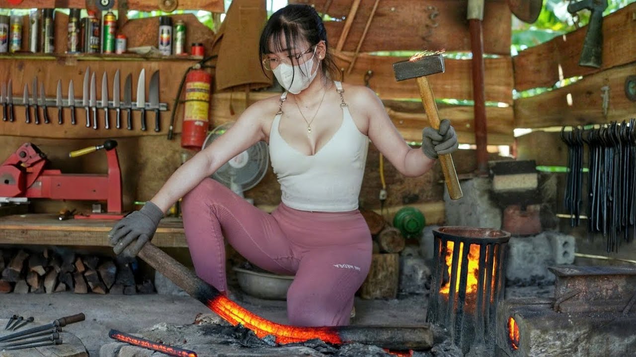 Как девушка-кузнец помогает инвалиду выковать острый нож из ржавого стального прута
