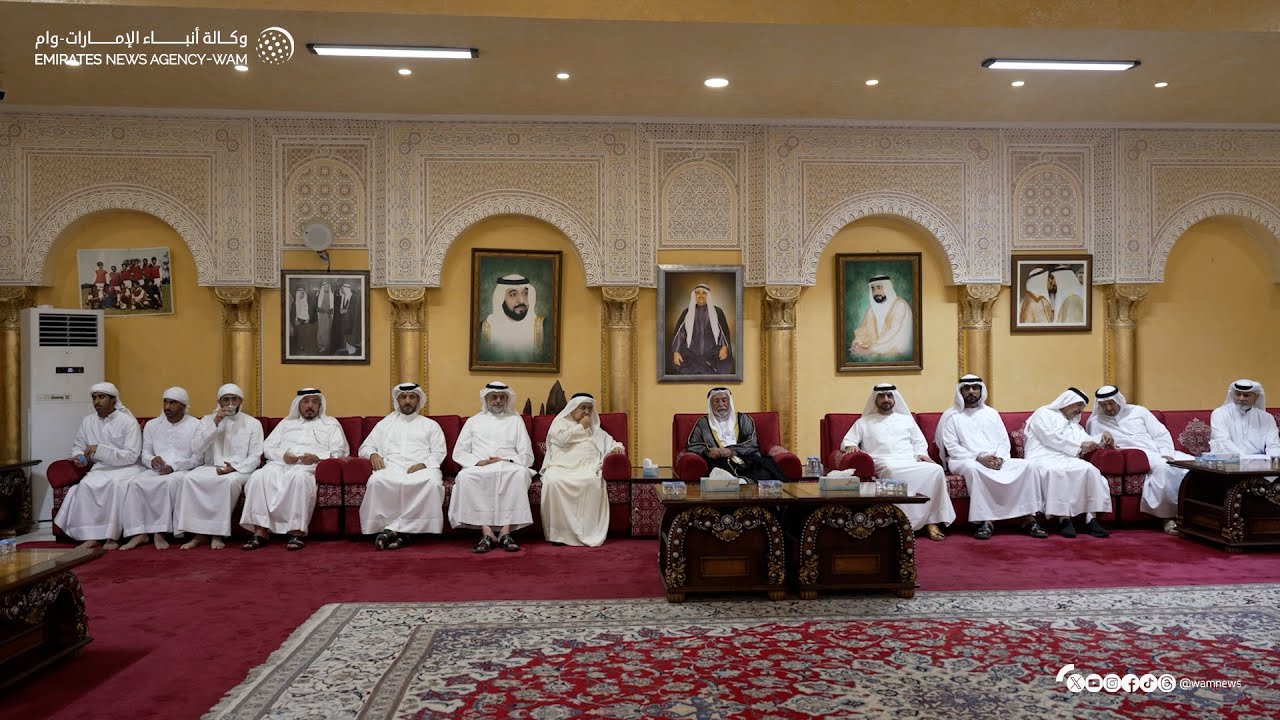 حاكم الشارقة يقدم واجب العزاء في وفاة الشيخ سلطان بن خالد بن محمد القاسمي