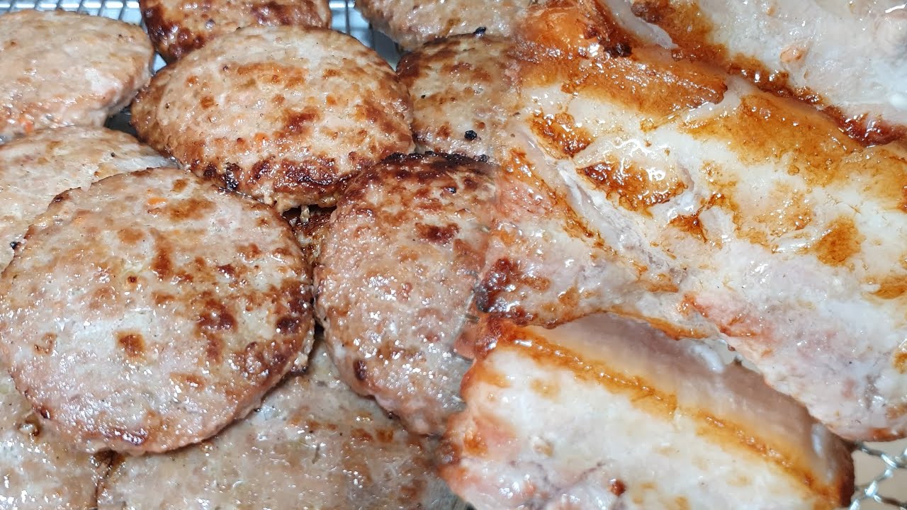 수제 떡갈비 와 삼겹살 구이 / Tteokgalbi and Grilled Pork Belly / Korean Street
