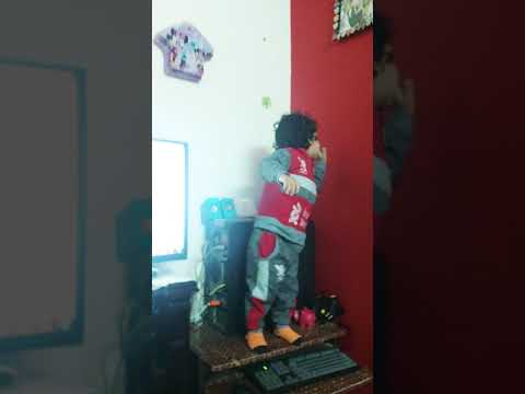 ابني و هو بيغني لي عمر كمال