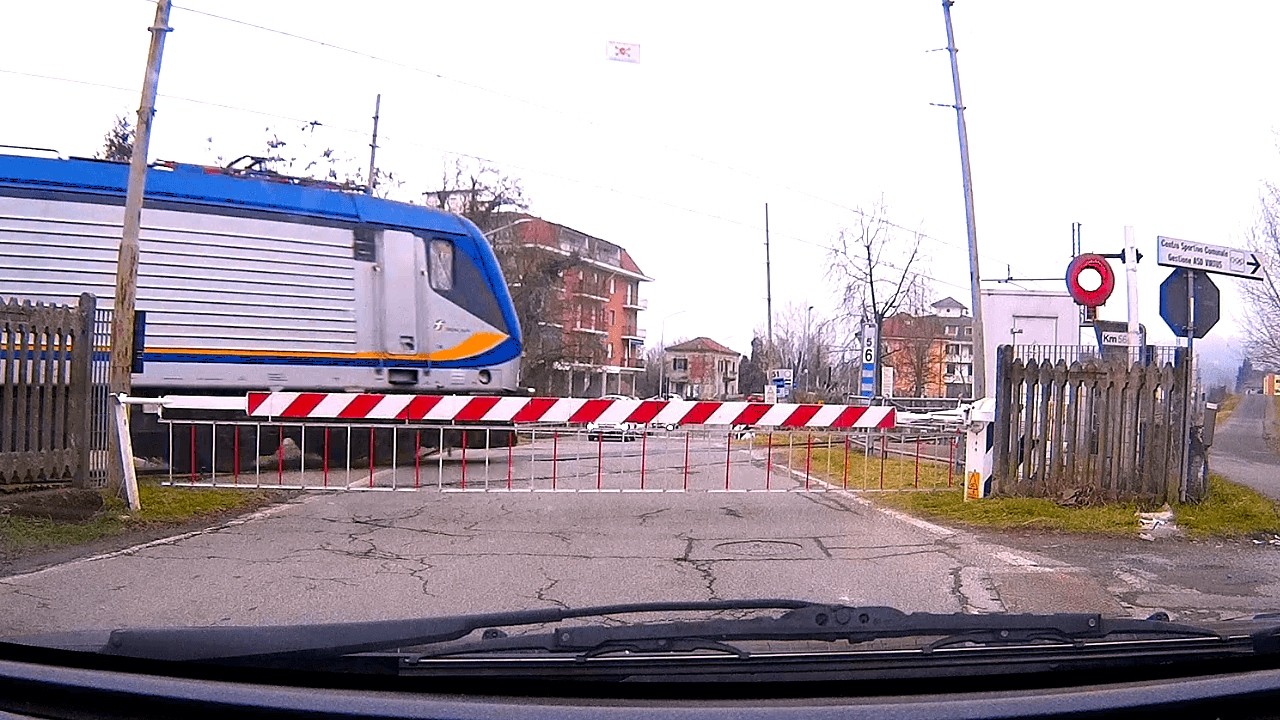 Passaggio a livello Visone (AL) treno in transito #passaggioalivello #levelcrossing #bahnübergang