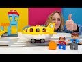 Nicole packt Spielzeug aus - Der Lego Duplo Flughafen - Video für kleine Kinder