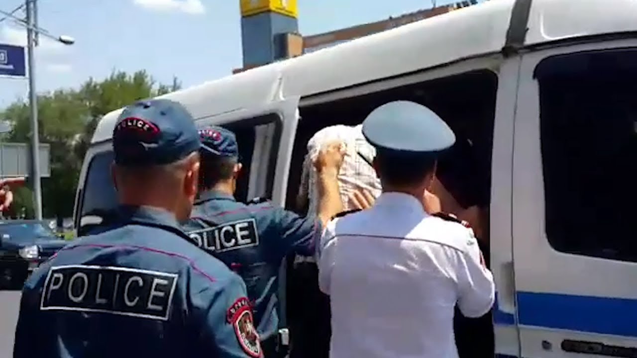 мирский замок 2 անձի բերման ենթարկեցին քաղաքապետարան աղբ տանելու համար