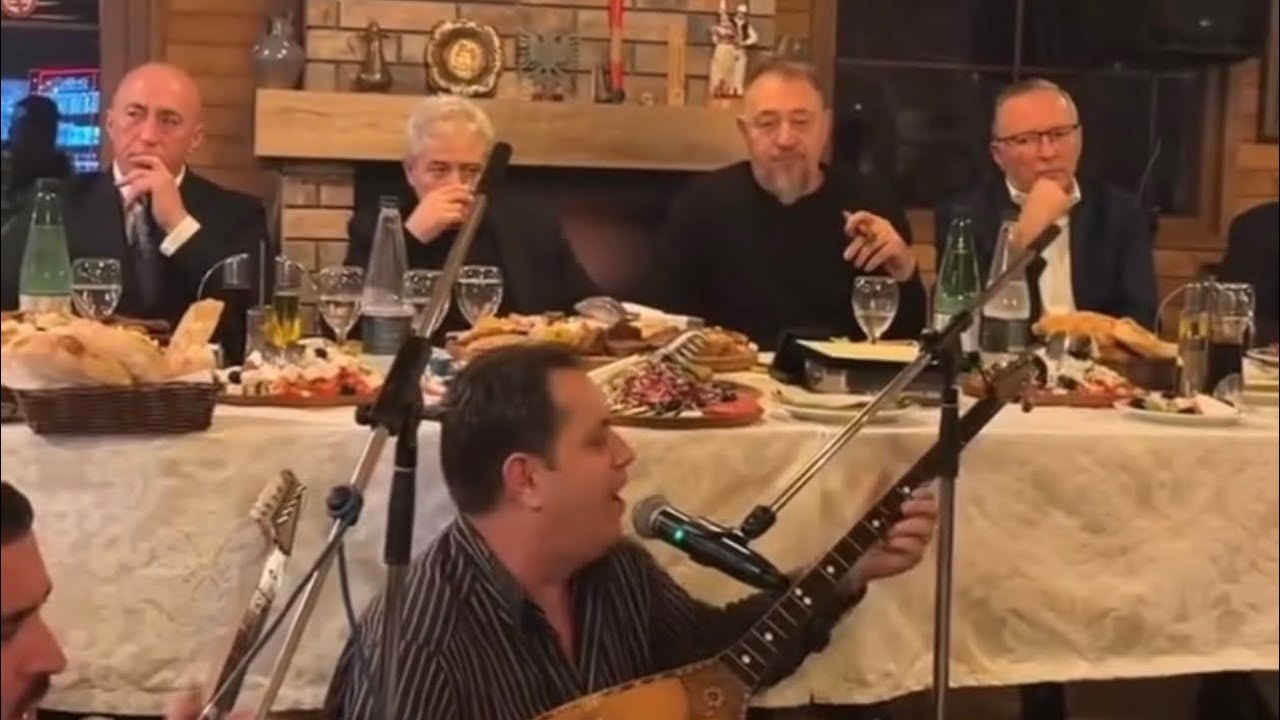 Me Ramushin e Ali Ahmetin në odë, Sami Lushtaku e kall ditëlindjen me këngë e puro
