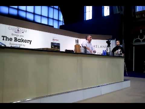 Mary Berry sees Paul Hollywood naked! Paul's story at Cake and Bake