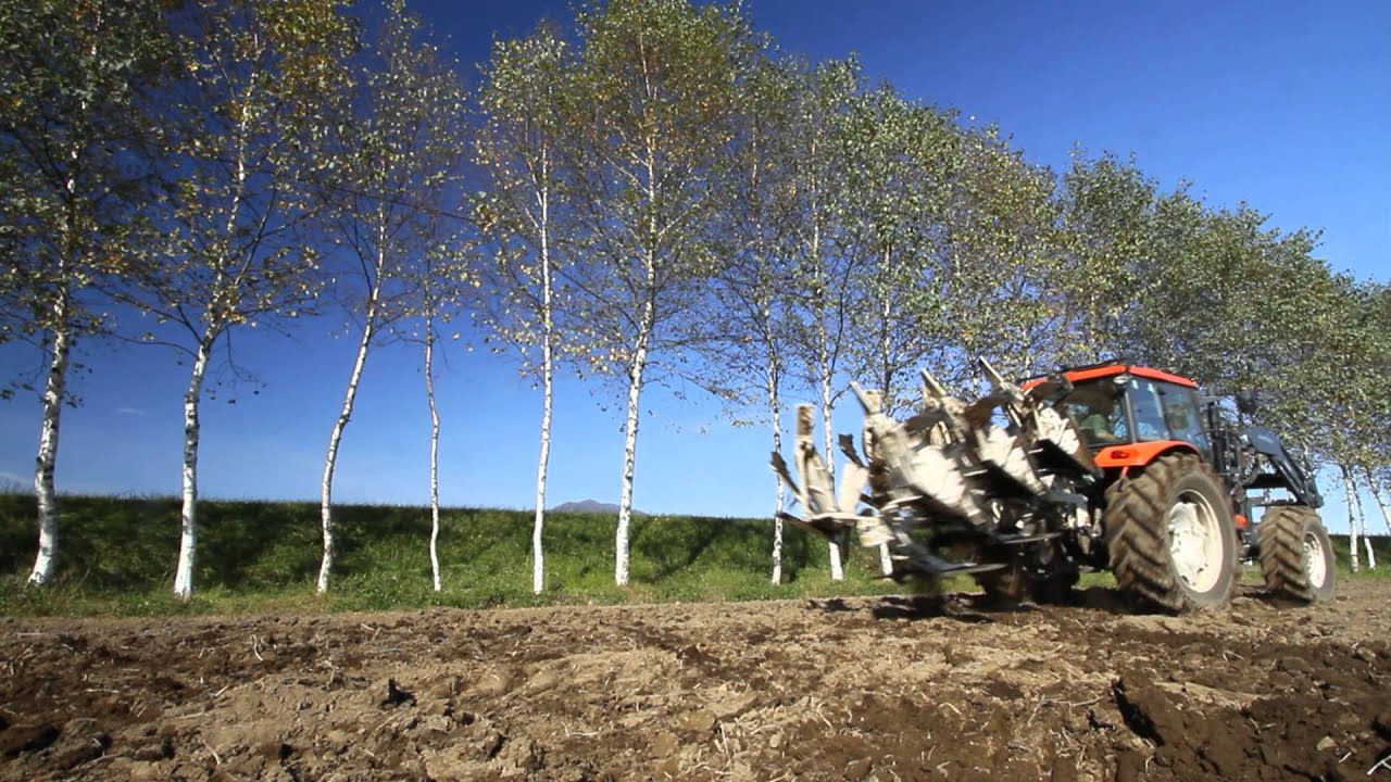 プラウでの畑起こしの様子 - YouTube 