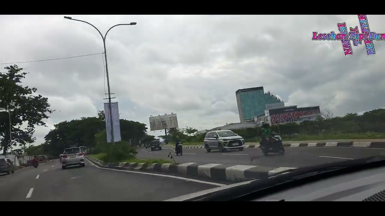 LESEHAN TEPI DANAU DI MAKASSAR, IKAN BAKARNYA WOW.....