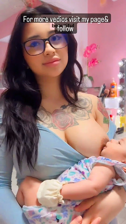 Gadis bertato menyusui