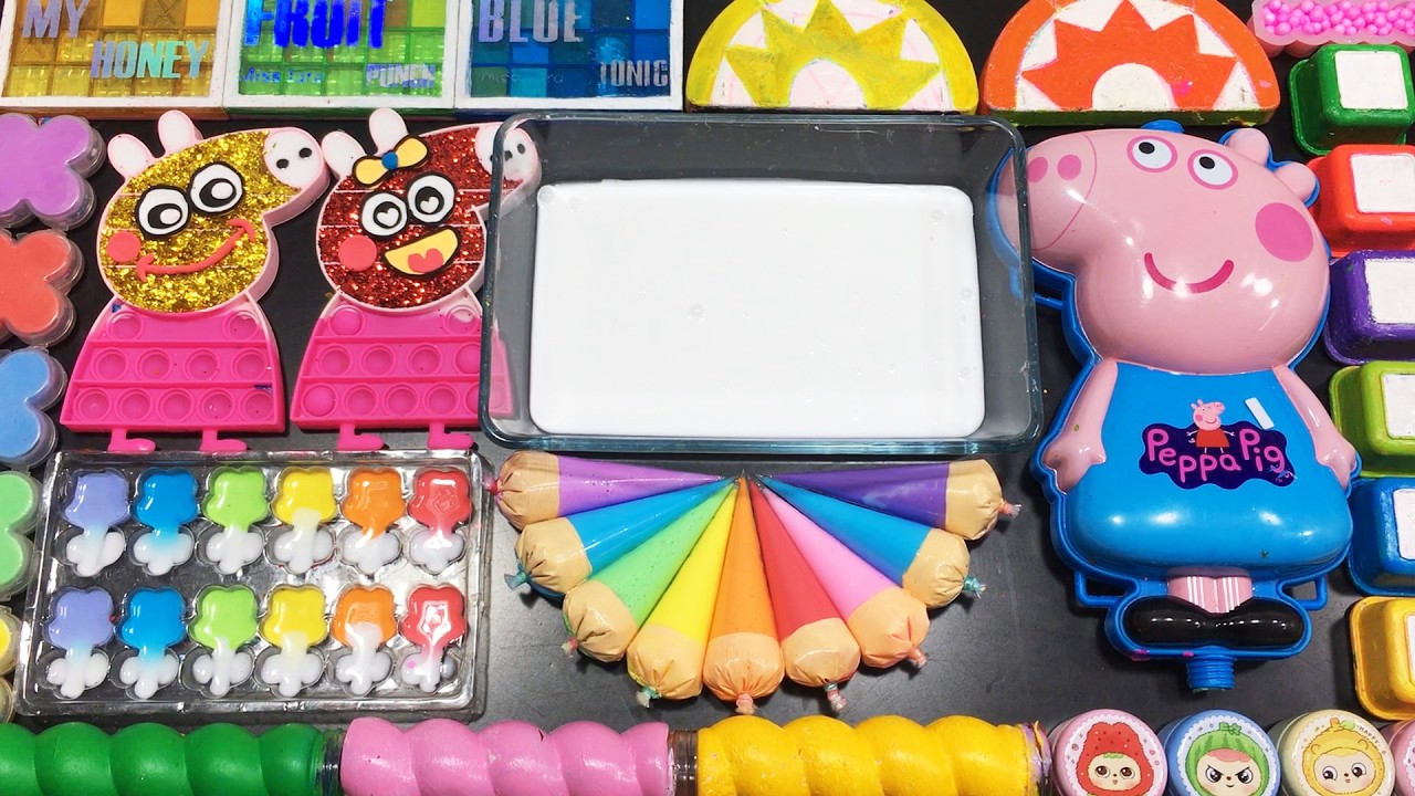 RELAXING WITH PEPPA PIG VS PIPING BAGS ! Mixing MAKEUP, CLAY & Glitter into GLOSSY Slime !!!