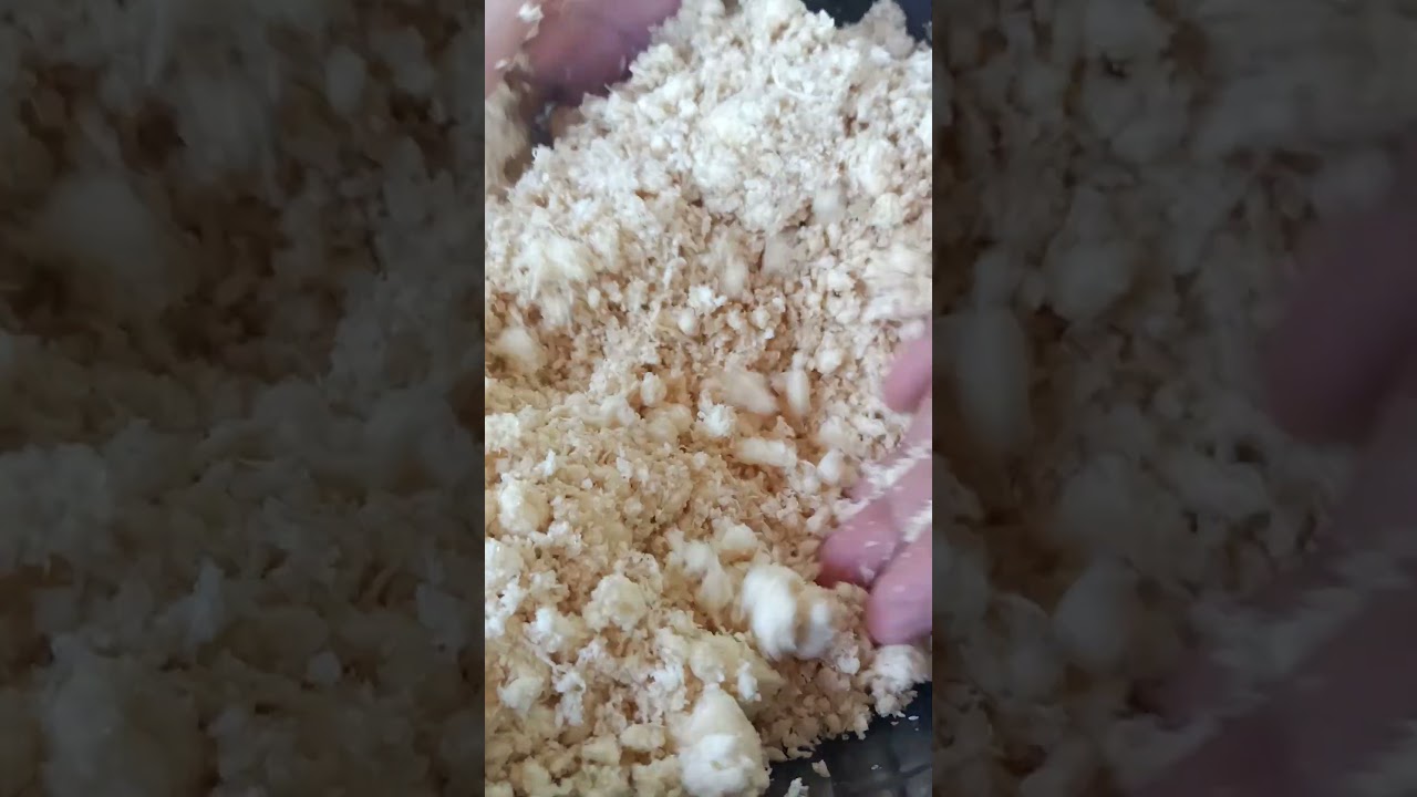 Смешивание маниоки с сахаром 