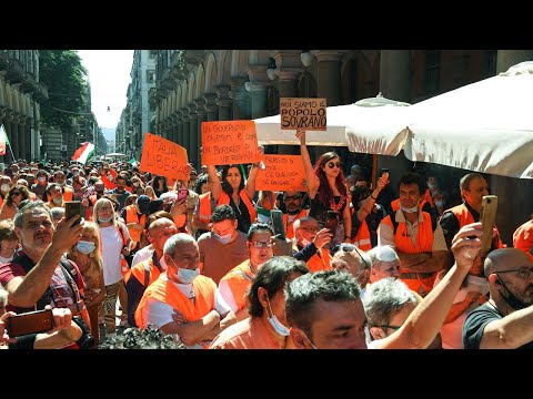 Gilet arancioni in piazza Statuto: "Siamo arrabbiati contro tutto e contro tutti"