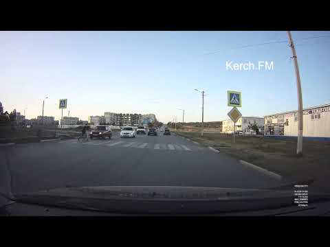 Парня на самокате чуть не сбили два авто (видеорегистратор)