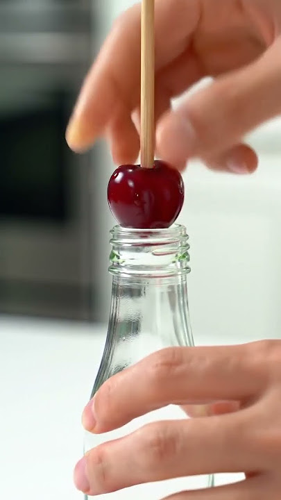 The Easiest Way to Pit a Cherry! 勞