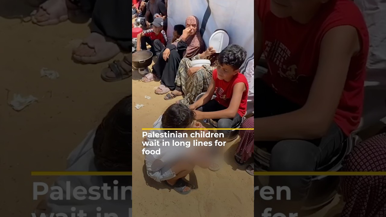 أطفال فلسطينيون ينتظرون في طوابير طويلة للحصول على الطعام | AJ #shorts