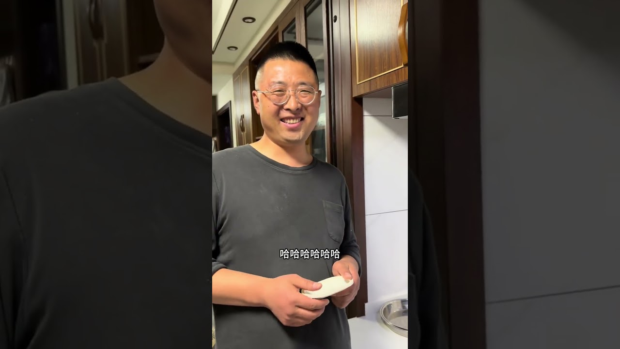 今天的快乐是土豆丝炒刀削面给的！土豆丝的清脆，刀削面的筋道，简简单单的搭配，连吃三碗都不过瘾#炒刀削面的家常做法 #记录真实生活 #爱做饭的男人