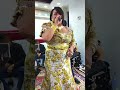 شابة جميلة تغني في عرس 