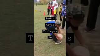 Lari Kepit Bola. Pemenang Pingat Emas