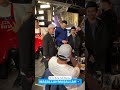 Burak bahçede tuhaf kırmızı çiçek buldu