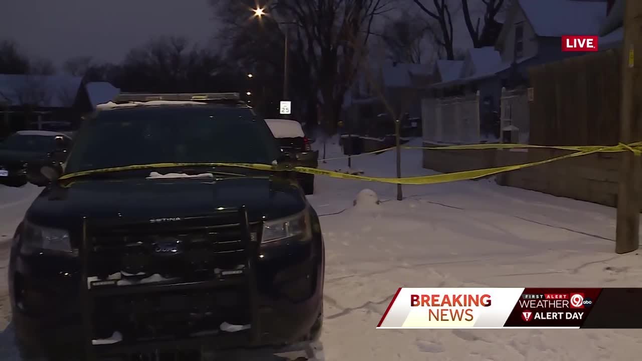 Suspect in armed carjacking fires at Kansas City police officers, taken ...
