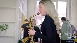 Девушка саксофонист на праздник, свадьбу, юбилей и корпоратив в Москве - саксофон на встречу гостей