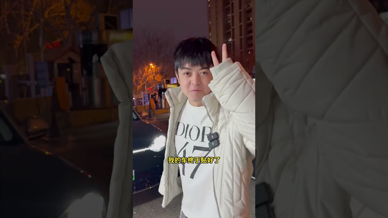 挑战把自己贴到迈巴赫机盖上 挑战把自己贴到迈巴赫机盖上#玩的就是真实 #迈巴赫#把自己贴迈巴赫上