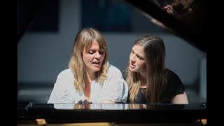 Miniatura de "Musikvideo: 'Fortabt er jeg stadig' af Stine Pilgaard & Katrine Muff (2020)"