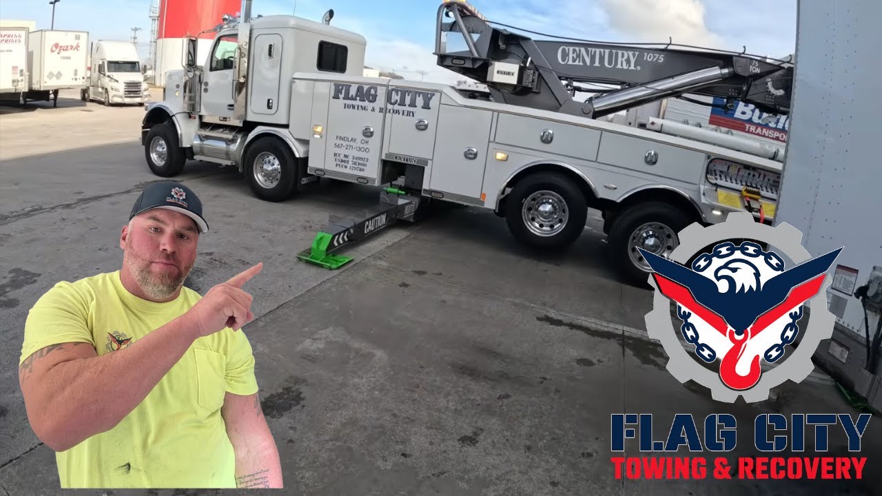 Погрузчик застрял внутри прицепа. Опорные стойки сломались. Опорные стойки сломались вместе с пог...