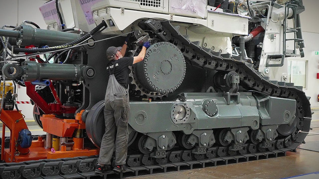 🔥 Как делают Liebherr PR 776? Монтаж гусениц и отправка с австрийского завода
