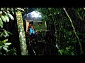 diguyur hujan deras siang malam tidur nyenyak sampai pagi di rumah pohon di atas sungai