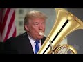 Donald trump tocando la mesa del rincon con banda de viento