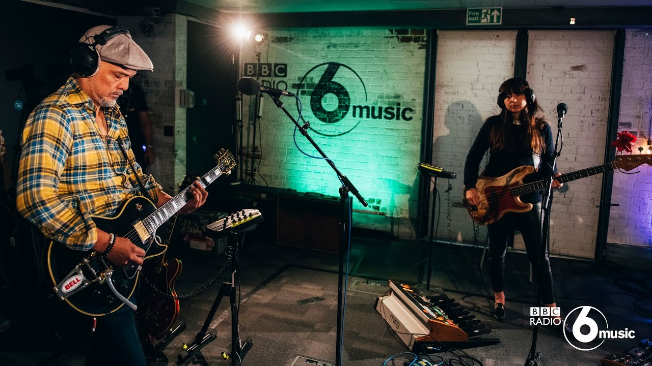 ⁣Pixies - Gouge Away (6 Music Live Room)