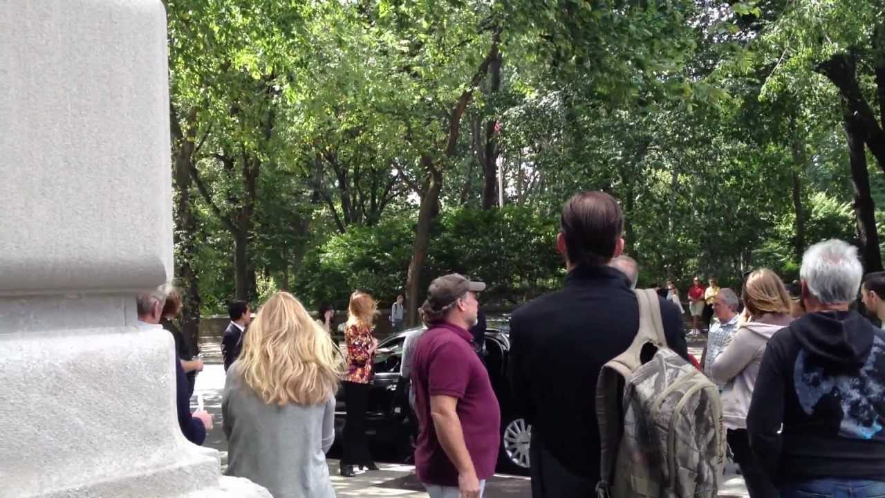 Gossip Girl Behind-the-Scenes: Kaylee DeFer and William Baldwin filming in NYC