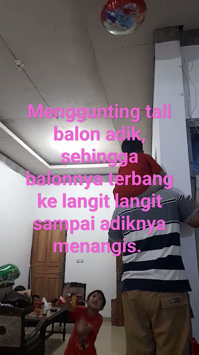 Perjuangan mengambil balon gas yang terbang karena dipotong talinya dari pemberat.