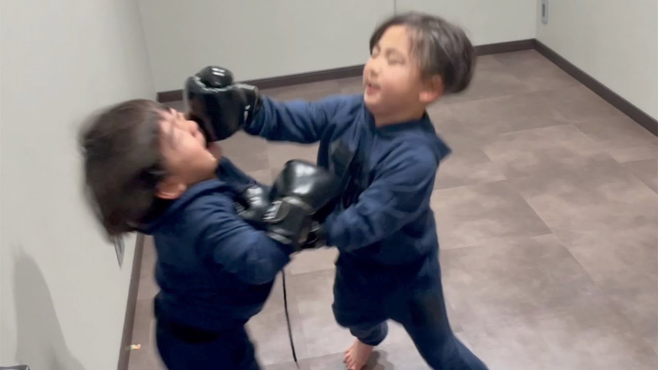 泣いても諦めない三男と優しすぎる次男のボクシング対決