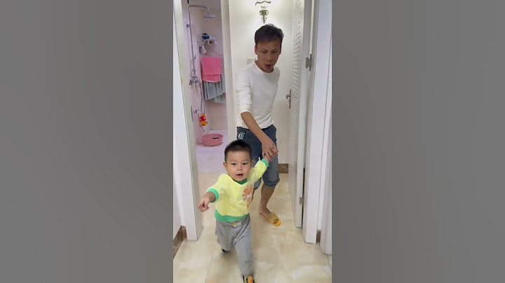 The electric fan suddenly started smoking, but the baby remained calm and brought help in time#baby