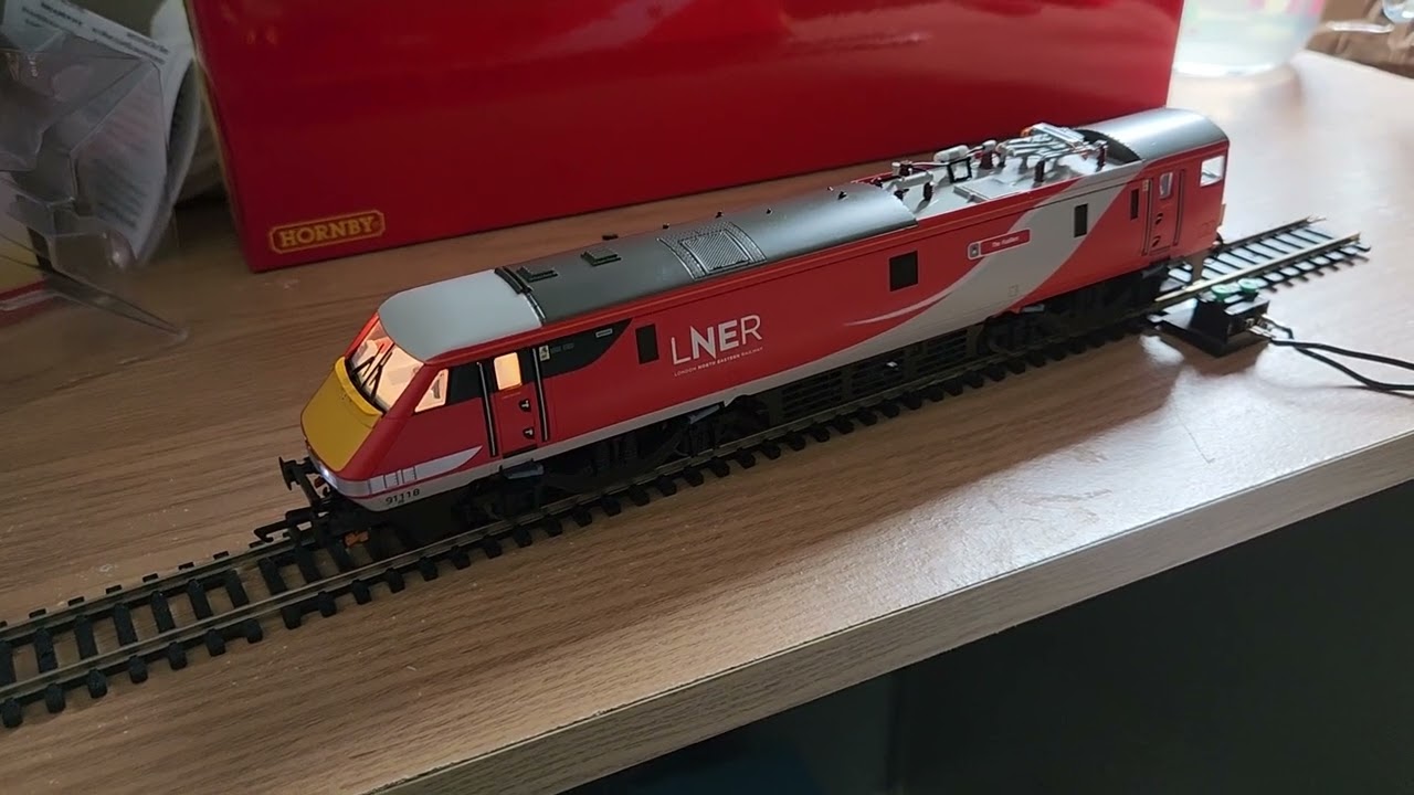 Hornby Class 91 LNER review with roads and rails DCC sound!! - YouTube