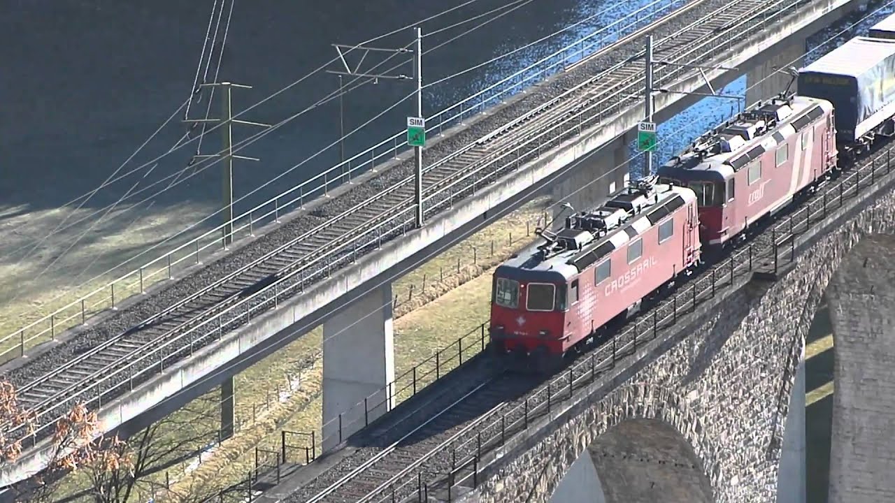 Crossrail Re 436 Doppeltraktion mit Güterzug fährt über das Viadukt in Frutigen